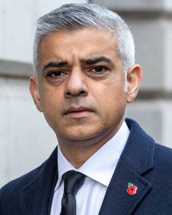 . 13 11 2016. London, United Kingdom. Remembrance Sunday at Downing Street. Sadiq Khan, Mayor of London walks through Downing Street on his way to the Cenotaph on Whitehall to commemorate the contribution and sacrifice of British and Commonwealth military servicemen and women in the World Wars as well as later conflicts.  xPetexMaclainex xi-Imagesx IIM-13796-0026
