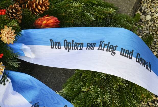 Volkstrauertag am 14. November Den Opfern von Krieg und Gewalt steht auf den Schleifen eines Blumengebindes, das am Volkstrauertag auf dem Friedhof in Freiburg niedergelegt ist zur Erinnerung an diie Opfer der weltkriege. .Foto:Winfried Rothermel