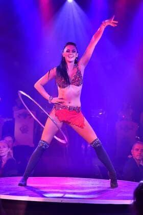 Die Künstlerin Alla Klyshta agiert mit Hula Hoop Reifen Premiere am 13.11.2016 in Köln der Roncalli Dinnershow Panem et Circenses. Deutschlands erste Dinnershow im historischen Spiegelzelt kehrt nach 25 Jahren zurück nach Köln und beendet somit das 40. Jubiläumsjahr von Roncalli in der Domstadt