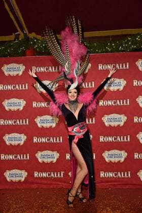 Tänzerin bei der Premiere am 13.11.2016 in Köln der Roncalli Dinnershow Panem et Circenses. Deutschlands erste Dinnershow im historischen Spiegelzelt kehrt nach 25 Jahren zurück nach Köln und beendet somit das 40. Jubiläumsjahr von Roncalli in der Domstadt