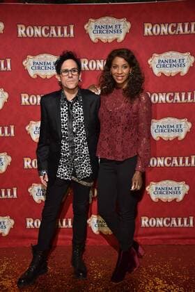 Musiker Andy Brings und Schauspielerin Liz Baffoe bei der Premiere am 13.11.2016 in Köln der Roncalli Dinnershow Panem et Circenses. Deutschlands erste Dinnershow im historischen Spiegelzelt kehrt nach 25 Jahren zurück nach Köln und beendet somit das 40. Jubiläumsjahr von Roncalli in der Domstadt