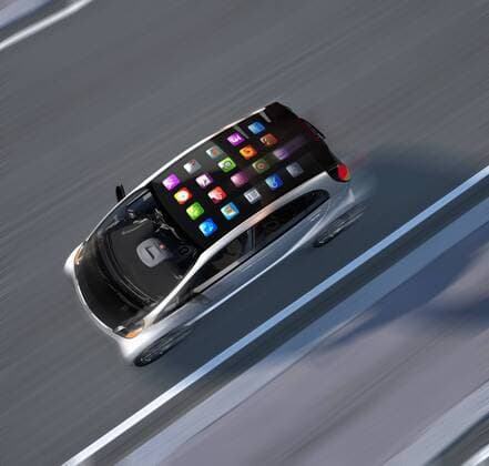 Apps auf dem Dach eines rasenden Autos  OliverxBurston 10100183