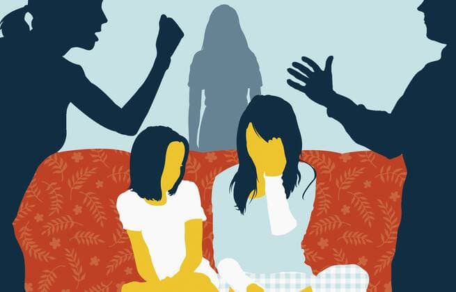 Kinder auf einer Couch zwischen streitenden Eltern  NeilxWebb 10110151