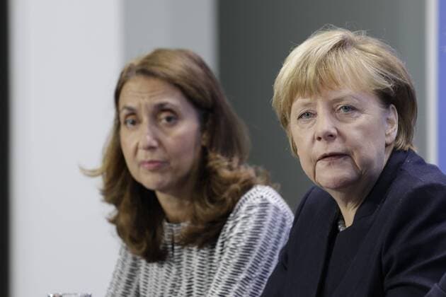 Berlin, Bundeskanzleramt, Presseunterrichtung nach dem 9. Integrationsgipfel durch die BK’in, StM’in Aydan Özoguz und Gökay Sofuoglu (Türkische Gemeinde in Deutschland) als Vertreter einer Migrantenorganisation, Foto: Aydan Özoguz, SPD. Staatsministerin bei der Bundeskanzlerin und Beauftragte der Bundesregierung für Migration, Flüchtlinge und Integration, Bundeskanzlerin Angela Merkel
