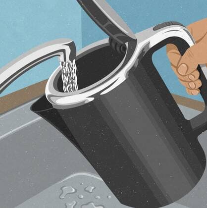IMAGO Creative: Haushaltsgeräte - Wasserkocher Hand füllt Wasserkocher mit Wasser aus dem Hahn  JohnxHolcroft 11920134