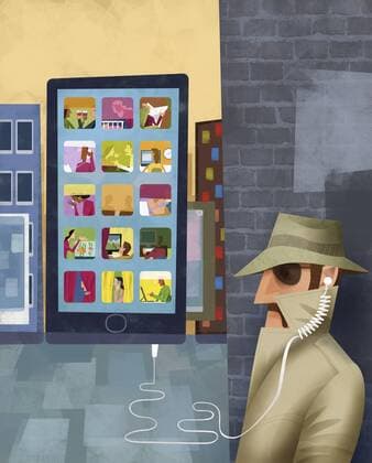 Spion überwacht Menschen zu Hause mit einem angezapften Smartphone  GregoryxBaldwin 12100034