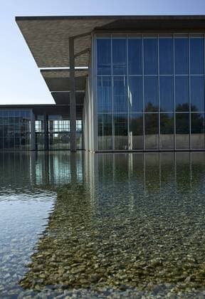 Architektur von Tadao Ando November 14, 2016 - Fort Worth, Texas, USA - 11 14 2016. The Modern Art Museum of Fort Worth was designed by architect Tadao Ando and was opened to the public in December 2002. Located in the Museum District in Fort Worth, Texas the design incorporates a large reflecting pool and the iconic Y support structures. Fort Worth USA - ZUMAl92_ 20161114_zaf_l92_006