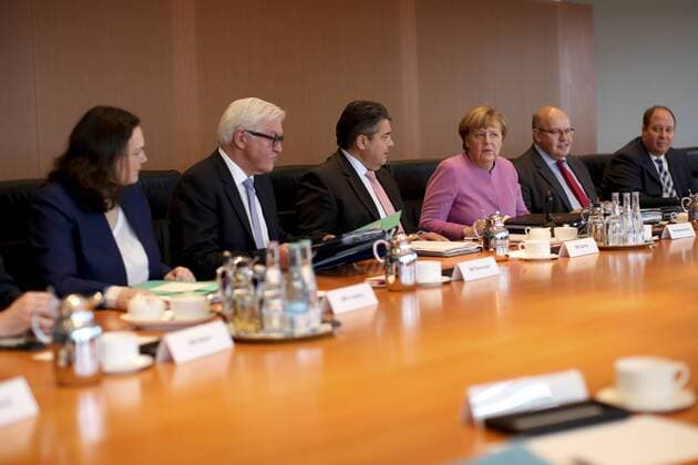 Deutschland, Berlin, Bundeskanzleramt, 126. Kabinettssitzung, v.l.n.r. Arbeitsministerin Andrea Nahles SPD, Aussenminister Frank-Walter Steinmeier SPD, Wirtschaftsminister Sigmar Gabriel SPD, Bundeskanzlerin Angela Merkel CDU, Kanzleramtsminister Peter Altmaier CDU, 16.11.2016