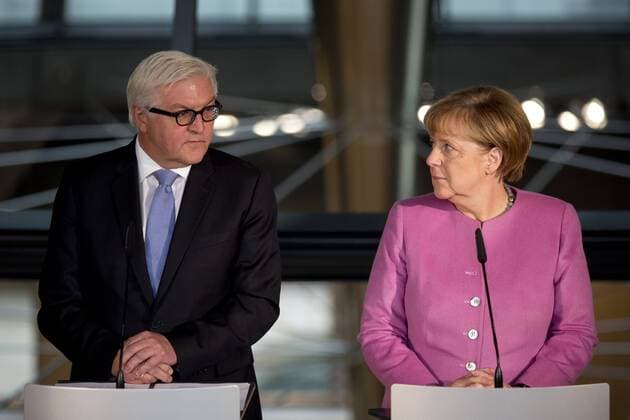 Deutschland, Berlin, Bundestag, CDU Fraktion, Vorstellung von Frank-Walter Steinmeier SPD als Kandidat zur Wahl als Bundespräsident, Aussenminister Frank-Walter Steinmeier SPD, Bundeskanzlerin Angela Merkel CDU, 16.11.2016