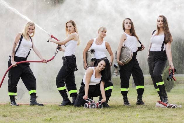 Themen der Woche Bilder des Tages Members of Female Squad of Volunteer Fire Department pose for calendar Members of Female Squad of Volunteer Fire Department in Chotowa, Poland pose for a calendar for upcoming year 2017 in order to raise some extra founds for activity of their Fire Department. EN_01234821_0002 