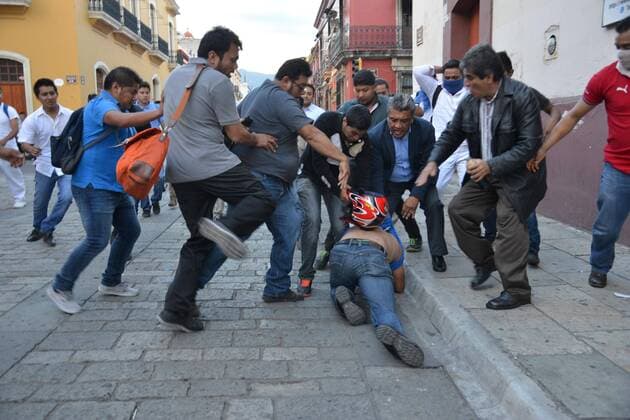 November 17, 2016 - Mexico - EUM20161117NAC09.JPG.OAXACA, Oax. ViolenceViolencia-Oaxaca.- Aspectos del enfrentamiento entre presuntos porros y estudiantes de la Facultad de Derecho y Ciencias Sociales de la Universidad Autonoma Benito Juarez de Oaxaca (UABJO), 17 de noviembre de 2016.  - ZUMAu78_ 20161117_zaf_u78_090 o0 Demo Ausschreitungen Proteste