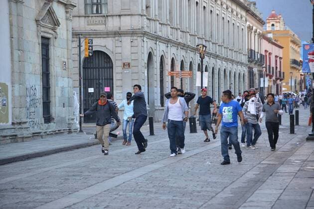 November 17, 2016 - Mexico - EUM20161117NAC10.JPG.OAXACA, Konfrontation zwischen Polizisten und Studenten der Fakultät für Rechts- und Sozialwissenschaften an der Freien Benito Juarez Universität von Oaxaca (UABJO).  - ZUMAu78_ 20161117_zaf_u78_091 o0 Demo Ausschreitungen Proteste
