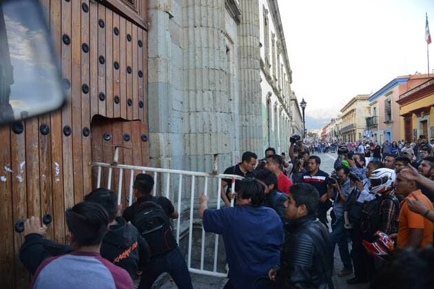 November 17, 2016 - Mexico - EUM20161117NAC10.JPG.OAXACA, Konfrontation zwischen Polizisten und Studenten der Fakultät für Rechts- und Sozialwissenschaften an der Freien Benito Juarez Universität von Oaxaca (UABJO).  - ZUMAu78_ 20161117_zaf_u78_092 o0 Demo Ausschreitungen Proteste