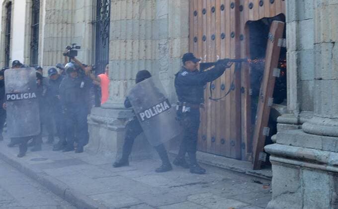Themen der Woche November 17, 2016 - Mexico - EUM20161117NAC10.JPG.OAXACA, Konfrontation zwischen Polizisten und Studenten der Fakultät für Rechts- und Sozialwissenschaften an der Freien Benito Juarez Universität von Oaxaca (UABJO).  - ZUMAu78_ 20161117_zaf_u78_094 o0 Demo Ausschreitungen Proteste Polizei