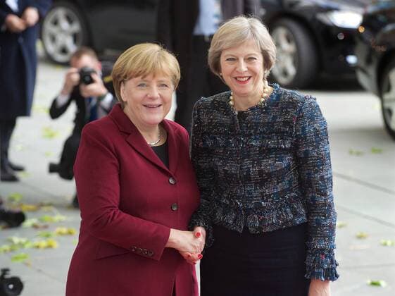 Kanzlerin Angela Merkel (CDU) ist am Freitag (18.11.2016) mit US-Praesident Barack Obama und vier europaeischen Staats- und Regierungschefs zu Beratungen ueber den Umgang mit Russland und die Lage in Syrien zusammengekommen. (Foto: Merkel begruesst die britische Premierministerin Theresa May) Bei dem Sechser-Treffen im Kanzleramt in Berlin sollte es auch um die Folgen der US-Wahl gehen. Mit dabei waren die britische Premierministerin Theresa May, der franzoesische Staatspraesident Francois (FranÃßois) Hollande sowie die Regierungschefs von Italien und Spanien, Matteo Renzi und Mariano Rajoy. Sechser-Gipfel im Kanzleramt Copyright: epd-bild RolfxZoellner EDITORIAL USE ONLY