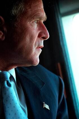 September 14, 2001 - Washington, United States - U.S. President George W. Bush surveys the damage to the Pentagon following the 9 11 terrorist attacks from the window of the Marine One helicopter September 14, 2001 in Washington, DC. Washington United States - ZUMAp138 20010914_zaa_p138_023