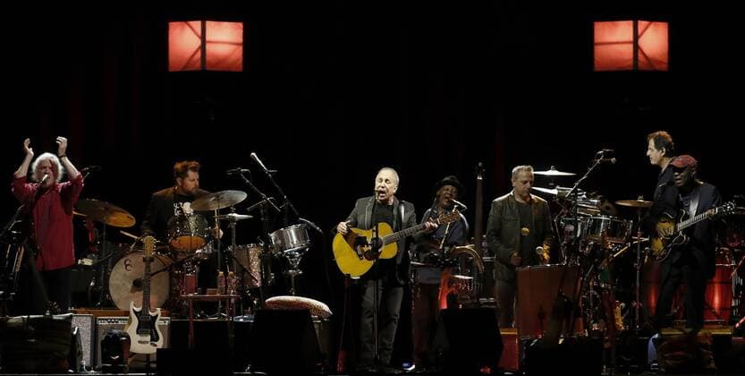 US singer Paul Simon performs during his concert at the Sports Palace in Madrid, Spain, on 18 November 2016. Paul Simon returns to Spain 25 years after his last concert in the country. PAUL SIMON ON CONCERT !ACHTUNG: NUR REDAKTIONELLE NUTZUNG!  20161118-636150990472699921