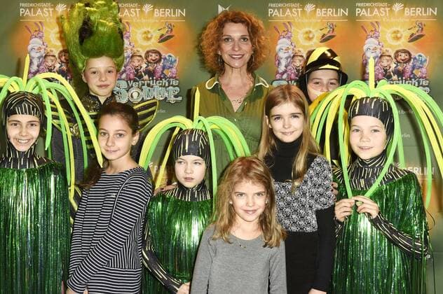Heike Kloss mit ihren Kindern Marla Kloss und Olivia Kloss bei der Premiere der Kindershow Verrückte Sonne im Friedrichstadt-Palast. Berlin, 19.11.2016 Foto:xF.xKernx xFuturexImage