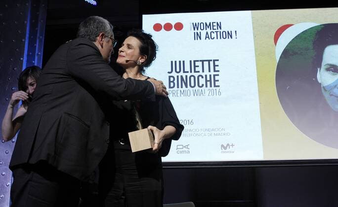 French actress Juliette Binoche (R) during the ceremony she was awarded the 1st Women in Action! award in Madrid, central Spain, 19 November 2016. The Women in Action! award recognizes and rewards the trajectory and work of women in favor of equality in the audiovisual area (in front and behind the cameras). EFE Victor Lerena Juliette Binoche awarded the 1st Women in Action! award !ACHTUNG: NUR REDAKTIONELLE NUTZUNG!  20161119-636151898494667642