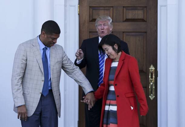 Bilder des Tages President-elect Donald Trump (C) greets Mayor of Sacramento, California, Kevin Johnson (L) and former chancellor of Washington, DC public schools Michelle Rhee (R), at the clubhouse of Trump International Golf Club, November 19, 2016 in Bedminster Township, New Jersey. Pool photo by Aude Guerrucc  TPX20161119211 AUDExGUERRUCCI