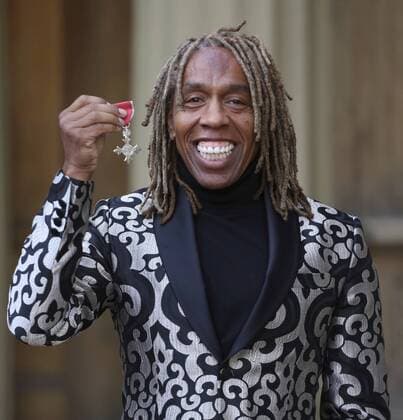 Prominente nach Ordensverleihung vor dem Buckingham Palast . 18 11 2016. London, United Kingdom. Investitures at Buckingham Palace. Buckingham Palace. Playwright, director and screenwriter Richard Beadle-Blair collects his MBE for services to Drama at an Investiture at Buckingham Palace, November 18 2016. Richard is a British actor, director, screenwriter, playwright, singer, designer, choreographer, dancer and songwriter of British West Indian origin. He is the artistic director of multi-media production company Team Angelica. xi-Images xPoolx IIM-13846-0010