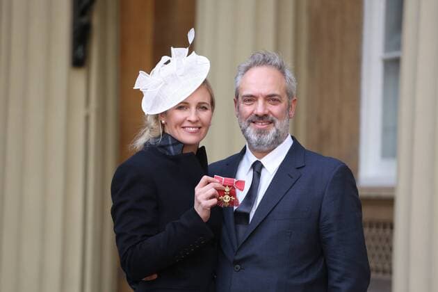 Prominente nach Ordensverleihung vor dem Buckingham Palast . 18 11 2016. London, United Kingdom. Investitures at Buckingham Palace. Buckingham Palace. Trumpet soloist Alison Balsom poses for a photo with her boyfriend Sam Mendes as she picks up her OBE for services to Music at Buckingham Palace, November 18 2016 . Alison Louise Balsom OBE (born 7 October 1978) is an English trumpet soloist, arranger, producer, music educator, curator and spokesperson for the importance of music education.  xi-Images xPoolx IIM-13846-0011