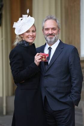 Prominente nach Ordensverleihung vor dem Buckingham Palast . 18 11 2016. London, United Kingdom. Investitures at Buckingham Palace. Buckingham Palace. Trumpet soloist Alison Balsom poses for a photo with her boyfriend Sam Mendes as she picks up her OBE for services to Music at Buckingham Palace, November 18 2016 . Alison Louise Balsom OBE (born 7 October 1978) is an English trumpet soloist, arranger, producer, music educator, curator and spokesperson for the importance of music education.  xi-Images xPoolx IIM-13846-0012