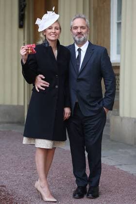 Prominente nach Ordensverleihung vor dem Buckingham Palast . 18 11 2016. London, United Kingdom. Investitures at Buckingham Palace. Buckingham Palace. Trumpet soloist Alison Balsom poses for a photo with her boyfriend Sam Mendes as she picks up her OBE for services to Music at Buckingham Palace, November 18 2016 . Alison Louise Balsom OBE (born 7 October 1978) is an English trumpet soloist, arranger, producer, music educator, curator and spokesperson for the importance of music education.  xi-Images xPoolx IIM-13846-0015