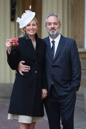Prominente nach Ordensverleihung vor dem Buckingham Palast . 18 11 2016. London, United Kingdom. Investitures at Buckingham Palace. Buckingham Palace. Trumpet soloist Alison Balsom poses for a photo with her boyfriend Sam Mendes as she picks up her OBE for services to Music at Buckingham Palace, November 18 2016 . Alison Louise Balsom OBE (born 7 October 1978) is an English trumpet soloist, arranger, producer, music educator, curator and spokesperson for the importance of music education.  xi-Images xPoolx IIM-13846-0016
