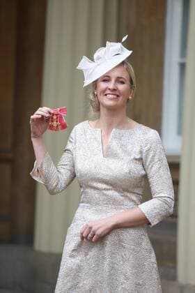 Prominente nach Ordensverleihung vor dem Buckingham Palast . 18 11 2016. London, United Kingdom. Investitures at Buckingham Palace. Buckingham Palace. Trumpet soloist Alison Balsom picks up her OBE for services to Music at Buckingham Palace, November 18 2016 . Alison Louise Balsom OBE (born 7 October 1978) is an English trumpet soloist, arranger, producer, music educator, curator and spokesperson for the importance of music education.  xi-Images xPoolx IIM-13846-0021