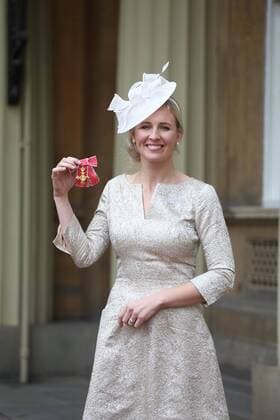 Prominente nach Ordensverleihung vor dem Buckingham Palast . 18 11 2016. London, United Kingdom. Investitures at Buckingham Palace. Buckingham Palace. Trumpet soloist Alison Balsom picks up her OBE for services to Music at Buckingham Palace, November 18 2016 . Alison Louise Balsom OBE (born 7 October 1978) is an English trumpet soloist, arranger, producer, music educator, curator and spokesperson for the importance of music education.  xi-Images xPoolx IIM-13846-0023