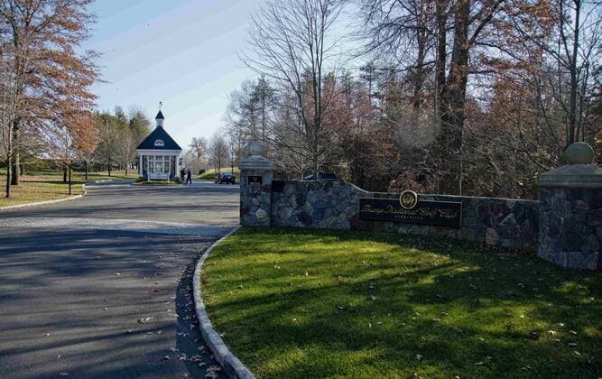 November 19, 2016 - Bedminster, New Jersey, U.S - The entance to the Trump National Golf Coure today in Bedminster, New Jersey. President Elect Donald Trump is there meeting with Mitt Romney and other perspective members of his cabinet. Bedminster U.S. - ZUMAr142 20161119_zap_r142_011