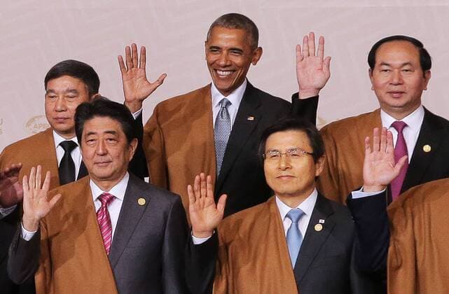 Themen der Woche LIMA, PERU - NOVEMBER 20, 2016: Japan s Prime Minister Shinzo Abe, South Korea s Prime Minister Hwang Kyo-ahn (L-R front), Thailand s Deputy Prime Minister Prajin Juntong, US President Barack Obama and Vietnam s President Tran Dai Quang (L-R background) pose for a group photograph at the 2016 Asia-Pacific Economic Cooperation summit. Mikhail Metzel TASS  TS0383F1
