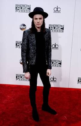 Recording artist James Bay arrives for the 2016 American Music Awards held at Microsoft Theater in Los Angeles on November 20, 2016.  LAP20161120088 JIMxRUYMEN