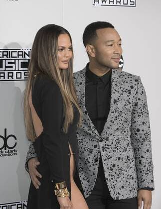 American Music Awards in Los Angeles: Chrissy Teigen ohne Slip auf dem roten Teppich November 20, 2016 - Los Angeles, California, U.S - John Legend and Chrissy Teigen on the Red Carpet of the 2016 American Music Awards held on Sunday, November 20, 2016 at the Microsoft Theatre in Los Angeles, California. Los Angeles U.S. - ZUMAp124 20161120_zaa_p124_103