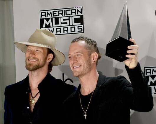 American Music Awards in Los Angeles: Preisträger Singers Brian Kelley (L) and Tyler Hubbard of Florida Georgia Line appear backstage with the award for Favorite Country Duo or Group during the 2016 American Music Awards held at Microsoft Theater in Los Angeles on November 20, 2016.  LAP20161120586 JIMxRUYMEN