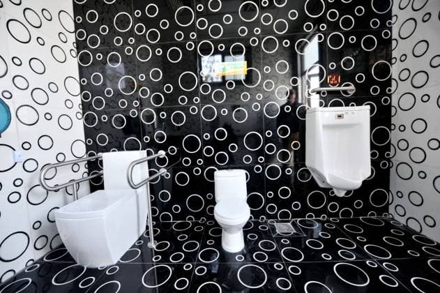 China: öffentliche Toilette in Qingdao in ungewöhnlichem Design November 20, 2016 - Qingdao, Qingdao, China - Qingdao,CHINA-November 20 2016: (EDITORIAL USE ONLY. CHINA OUT) A multi-functional public toilet near the Pre-Sea Bridge Square in Qingdao, east China s Shandong Province, November 20th, 2016. The new public toilet was officially put into use on November 19th, 2016, marking the World Toilet Day. The public toilet, equipped with LED screen, air conditioner,automatic selling machine, provides multi-functional services for tourists at the scenic spot. Qingdao China  - ZUMAs145 20161120_zaa_s145_149