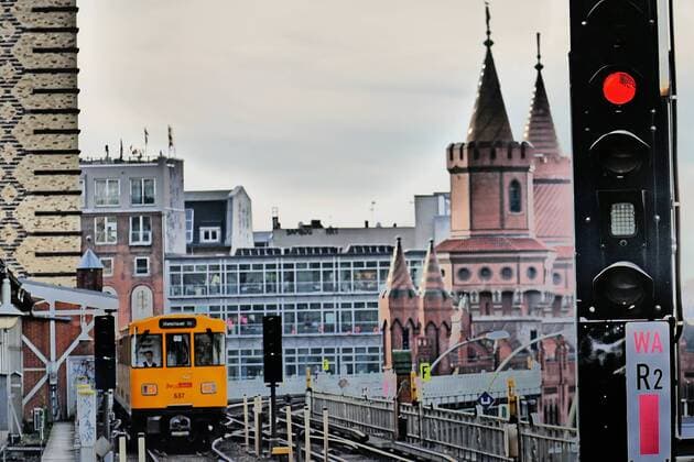 Berlin Friedrichshain; U-Bahn Linie U1 zwischen Warschauer Straße Brücke und Oberbaumbrücke Friedrichshain