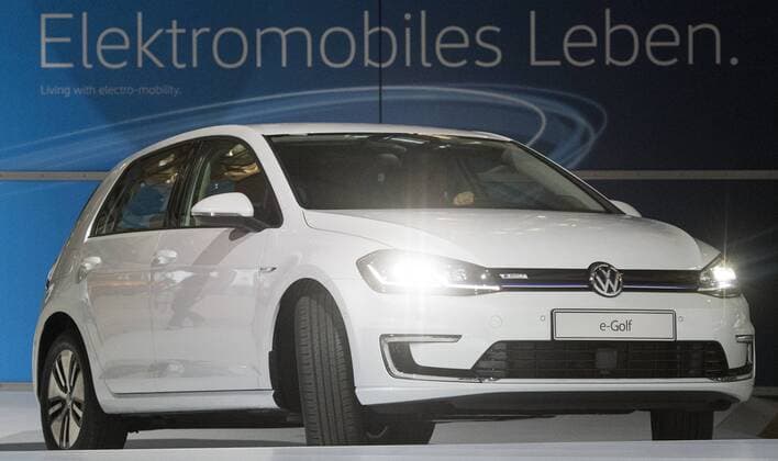 Der neue e-Golf wird am Donnerstag (17.11.2016) in der Gläsernen VW Manufaktur in Dresden vorgestellt. Ab April 2017 wird das Elektroauto in Dresden gefertigt. RM001