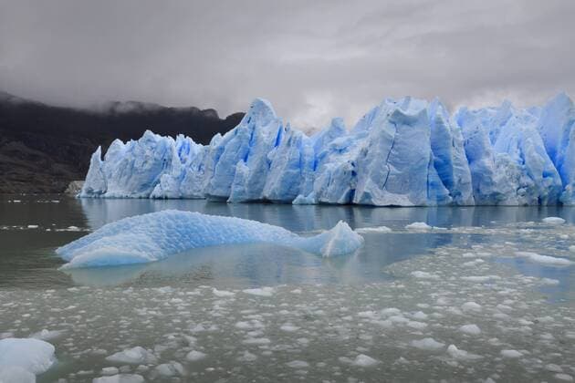 IMAGO Nature: Unsere Erde, Klimawandel, Gletscherschmelze Lake-level view of blue ice at the glacier face and iceberg, Grey Glacier, Torres del Paine National Park, Patagonia, Chile, South America Copyright: EleanorxScriven 1167-351