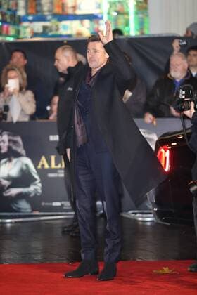 . 21 11 2016. London, United Kingdom. Brad Pitt and Marion Cotillard arriving at the Allied premiere in London.  xStephenxLockx xi-Imagesx IIM-13853-0001