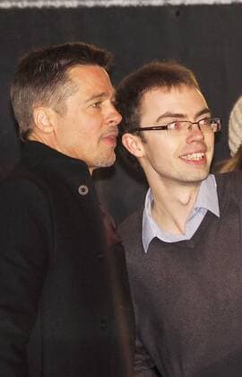 (Max Nash) . 21 09 2016. London, United Kingdom. Film Premiere of Allied with Brad Pitt and Marion Cotillard. Leicester square. Brad Pitt ,left, makes selfie with fan.  xMAXxNASHx IIM-13857-0002