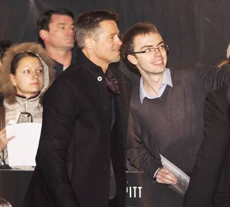 . 21 09 2016. London, United Kingdom. Film Premiere of Allied with Brad Pitt and Marion Cotillard. Leicester square. Brad Pitt ,left, makes selfie with fan.  xMAXxNASHx IIM-13857-0004
