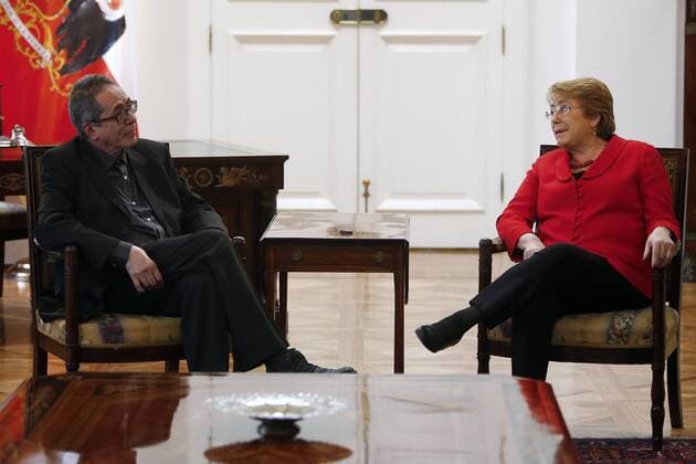 Chilean President Michelle Bachelet (R) meets with Argentinian writer and winner of the Ibero American Narrative Award Manuel Rojas, Cesar Aira (L), at La Moneda Palace in Santiago, Chile, 21 November 2016. Winner of the Ibero American Narrative Award Manuel Rojas !ACHTUNG: NUR REDAKTIONELLE NUTZUNG!  CH01 20161121-636153629965947963