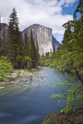 El Capitan, a 3000 feet granite monolith, with the Merced River flowing through Yosemite Valley, Yosemite National Park, UNESCO World Heritage Site, Sierra Nevada, California, United States of America, North America Copyright: NealexClarke 698-2799
