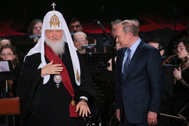 Bilder des Tages MOSCOW, RUSSIA - NOVEMBER 22, 2016: Russia s President Vladimir Putin (R) awards Patriarch Kirill of Moscow and all Russia with an Order of Merit for the Fatherland (1st Class) at a concert marking Patriarch Kirill s 70th birthday at Moscow s Cathedral of Christ the Saviour. Sergei Savostyanov TASS  TS038751