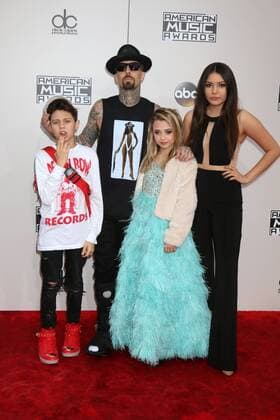 LOS ANGELES - NOV 20: Landon Asher Barker, Travis Barker, Alabama Luella Barker, Atiana de la Hoya at the 2016 American Music Awards at Microsoft Theater on November 20, 2016 in Los Angeles, CA  Copyright: xKathyxHutchinsx xIPAx