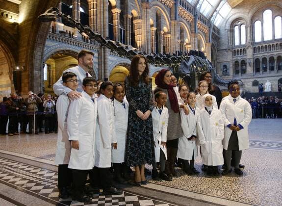 . 22 11 2016. London, United Kingdom. The Duchess of Cambridge with pupils from Oakington Manor Primary School in Wembley, North London as she attends a children s tea party at the Natural History Museum in London to celebrate Dippy the Diplodocus s time in Hintze Hall.  xROTAx xi-Imagesx IIM-13875-0024