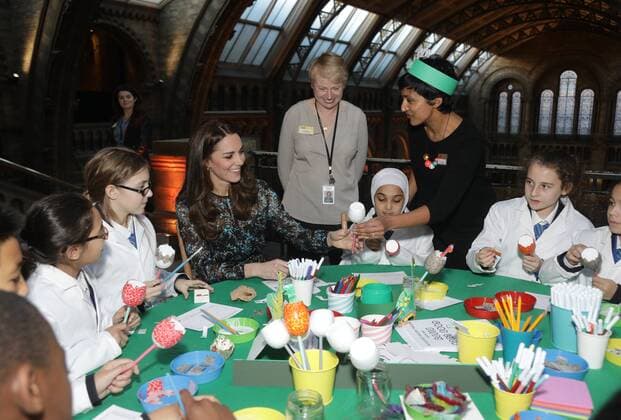 . 22 11 2016. London, United Kingdom. The Duchess of Cambridge with pupils from Oakington Manor Primary School in Wembley, North London as she attends a children s tea party at the Natural History Museum in London to celebrate Dippy the Diplodocus s time in Hintze Hall.  xROTAx xi-Imagesx IIM-13875-0025