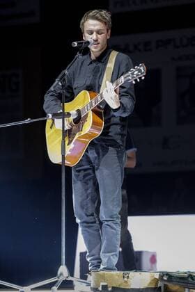 Erfurt, 221116 , Oettinger Rockets gegen NÜR Nürnberg Falcons BC im Bild: Clueso singt mit Gitarre auf dem Spielfeld , Thomas Hübner